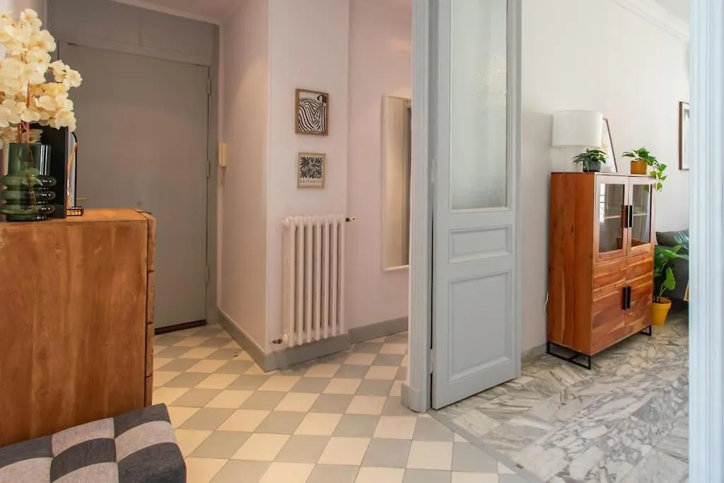 #57 Suite Notre Dame Central Balcony & Ac Nice Apartment